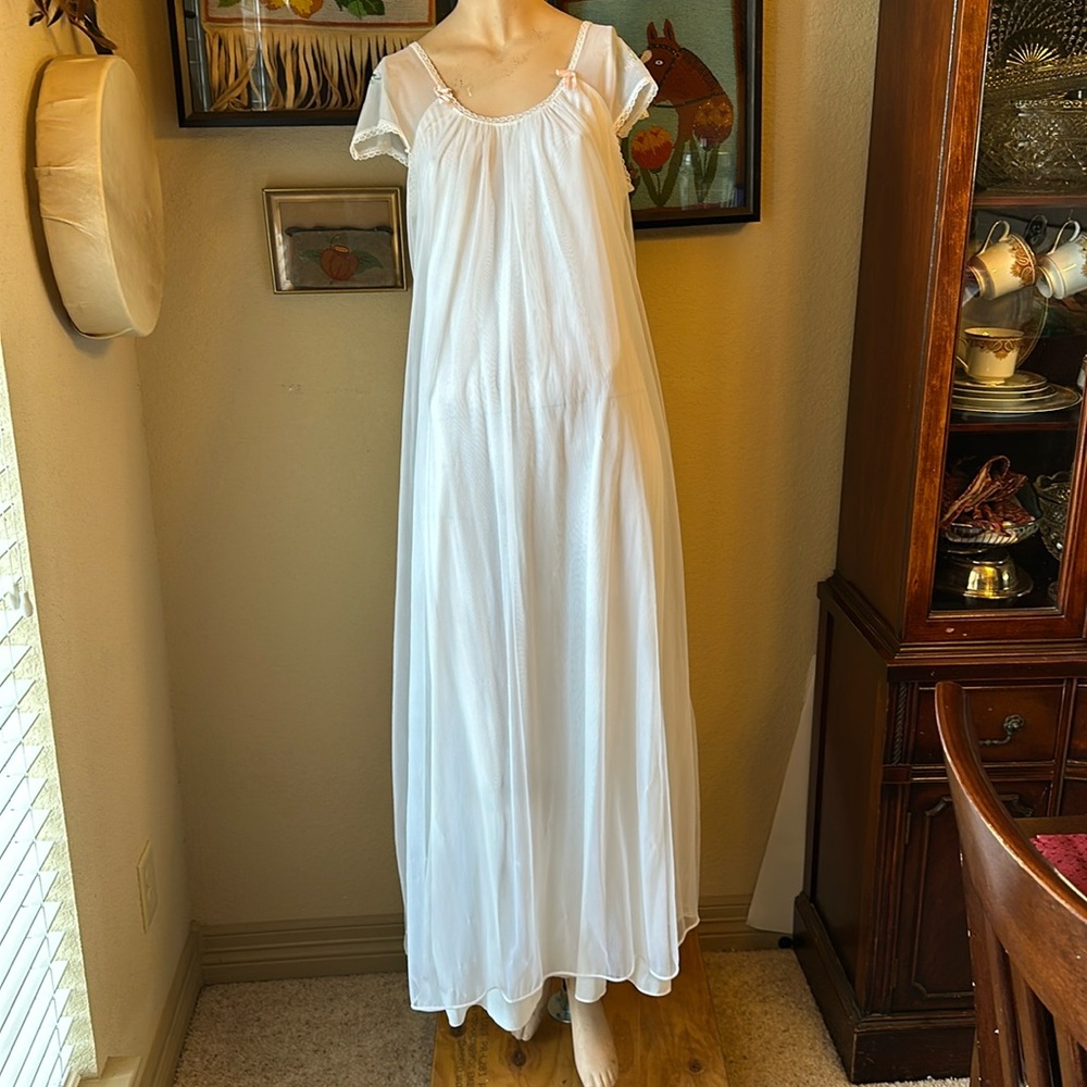 VTG sheer nightgown in white, size medium, embroidered short sleeves
